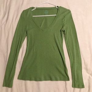 Green Old Navy v-neck tee